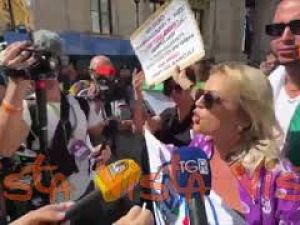 Pascale al Pride: Pannella e Berlusconi mi hanno insegnato tolleranza