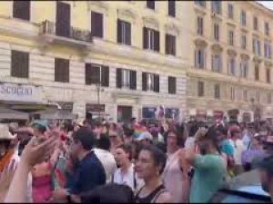 Una marea arcobaleno balla in strada Ymca al Pride di Roma