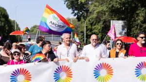 Modena Pride, l’onda arcobaleno invade la città. “In corteo per difendere i diritti civili di tutti”