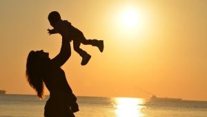 Un año esperando las ayudas a familias monoparentales