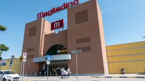 Respirano ammoniaca: sette addetti alle pulizie del supermercato in ospedale