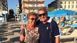 Si sente male in spiaggia, perde la vita in vacanza