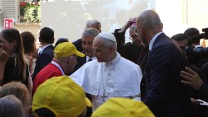 La carezza di papa Prevost ai più fragili a San Pietro in Ciel d’Oro: «La sua visita è un dono»