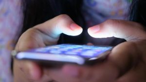 Padres y madres de la mano de sus móviles