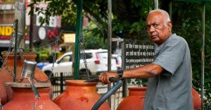 At 77, Delhi’s ‘Matka Man’ Serves Hundreds of People With Water, Meals & Dignity