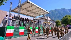 Al via a Gemona la sfilata del raduno triveneto degli alpini: in arrivo Giorgia Meloni