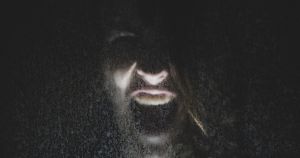 Vediamo il dolore ma abbiamo smesso di dolercene