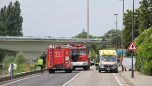 Auto nel Sile a Jesolo Paese, si cercano gli occupanti: sommozzatori al lavoro