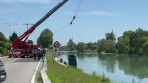 Il recupero dell'auto inabissata nel Sile a Jesolo Paese