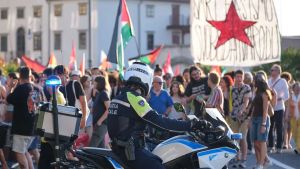 Scritte sui muri e fuochi d’artificio: indagini dopo il corteo antifascista a Trieste