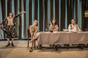 « Tout est calme dans les hauteurs » : au théâtre du Rond-Point, l’insupportable suffisance d’une intelligentsia réactionnaire