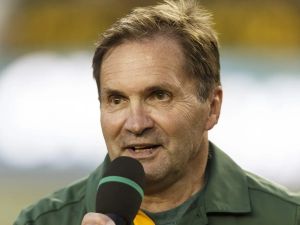 Tait: Elks honour former equipment manager Dwayne Mandrusiak, who devoted his career to the team It was raining at Commonwealth Stadium Saturday afternoon.