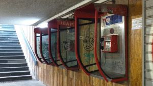 Halo, ima li signala: Da li rade i koristi li neko crvene telefonske govornice?
