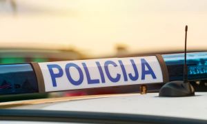 Grozil z nožem, vozil brez dovoljenja, bežal in poškodoval intervencijsko vozilo