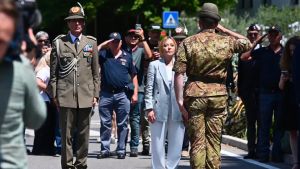 Meloni sfila con gli Alpini in Friuli per scacciare la crisi: «Sono il volto migliore dell'Italia»