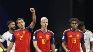 Oyarzabal y Lamine sellan la clasificación de España para dieciseisavos