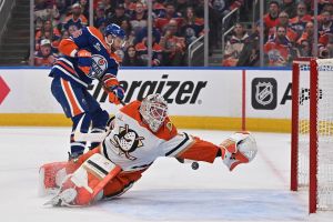 ‘He’s believing in this team’: Oilers fans react to Jason Dickinson’s five-year contract