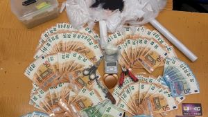 Droga e contanti in auto. La polizia gli sequestra cocaina e 15mila euro. Giovane pusher arrestato