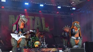 Mini-Wacken in der Mittagshitze: Wenn die Dinos von Heavysaurus den Marktplatz rocken