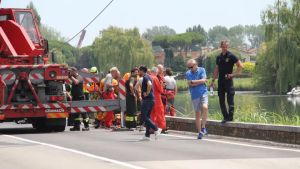 Auto nel Sile, un vigile il primo a tuffarsi: «Ho fatto solo il mio dovere»