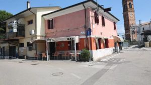 Istrana, rifiuta di dargli da bere: barista preso a pugni dal cliente minorenne