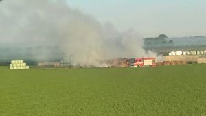 Balle di fieno a fuoco nell’azienda agricola, colonna di fumo a Torre di Mosto