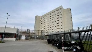 Padova, detenuto aggredisce un agente in carcere: poliziotto ferito alla testa