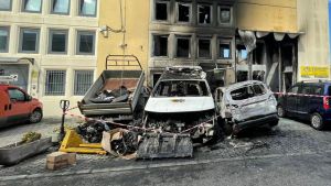 Livorno, incendio devasta un’officina: distrutte anche otto auto – Video