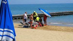 Anziana rischia di annegare a Jesolo: salvata dai bagnini