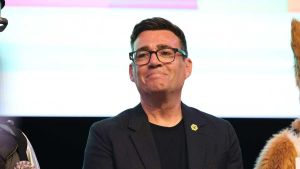 Andy Burnham sfida Starmer. Chi è l’uomo della salvezza per il Labour