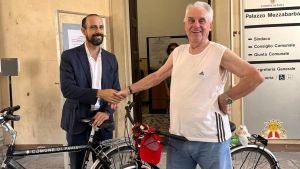 Rubano la bici del sindaco, poi quella di un anziano: Lissia la ritrova e gliela riconsegna