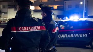 Lite per una donna finisce malissimo: uno spara due colpi di pistola, l’altro lo travolge con l’auto e lo uccide