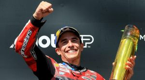 Marquez a Brno vince il secondo GP di fila. Bezzecchi si scusa per lo schiaffo al commissario