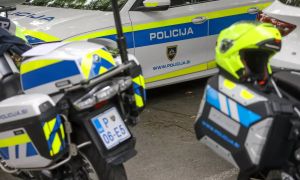 Z avtom čelno trčila v mopedista, mladoletnik hudo poškodovan