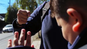 Revisar mochilas no salva vidas: la evidencia que Chile no puede ignorar