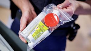 Viel einfacher durch die Kontrolle: Am Flughafen Zürich dürfen nun Liter-Flaschen ins Handgepäck