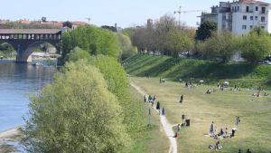 Pavia città rovente, le piscine e il Ticino presi d’assalto. Ma il bagno nel fiume resta vietato
