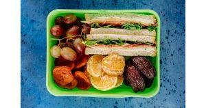 Mom leaves note in daughter’s lunchbox after teacher divides her lunch into ‘good/bad food’
