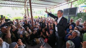 Özgür Özel sandalyeye çıkınca Ecevit’i hatırladım! 23 Haziran 2026