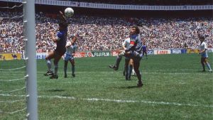 Le assurde feste (ma si capisce il perché) per i 40 anni del brutto fallo di mano di Maradona