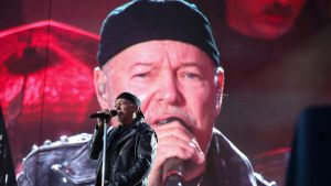 E’ la notte di Vasco Rossi, lo sbarco del Komandante: “Felicemente ad Ancona” /