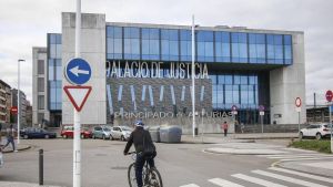 Un exjefe de la Policía Local de Gijón deberá indemnizar con 3.000 euros a un líder sindicalista por 