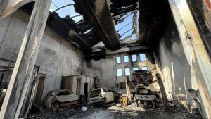 Livorno, incendio all’officina in via Filzi: si segue la pista del dolo – Cosa dicono le immagini e cosa sappiamo