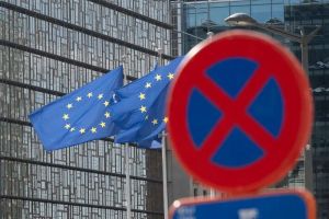 Elle ne les reconnaît pas, mais les reçoit à Bruxelles pour expulser les réfugiés afghans : l’hypocrisie de la Commission européenne avec les talibans
