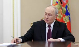 Putin obtožuje Nato, da se pripravlja na vojno proti Rusiji