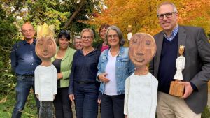 Das Würdenetzwerk wirbt mit Tafeln und Königsfiguren für demokratische Grundwerte