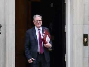Nach zwei Jahren Kürzungspolitik und Rassismus: Keir Starmer tritt zurück