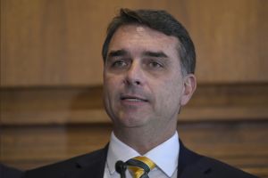 Estão tentando transformar Flávio na terceira via