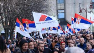 Pristalice SNS kreću peške iz Novog Sada na skup u Beogradu