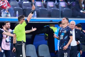 Periodista explota contra la FIFA tras expulsión en su selección y es vetado del Mundial